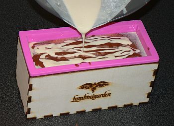Bild "Silikonformen Seife alt:Trichter-Topping1-350.jpg"