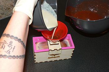 Bild "Silikonformen Seife alt:Trichter-befuellen2-350.jpg"